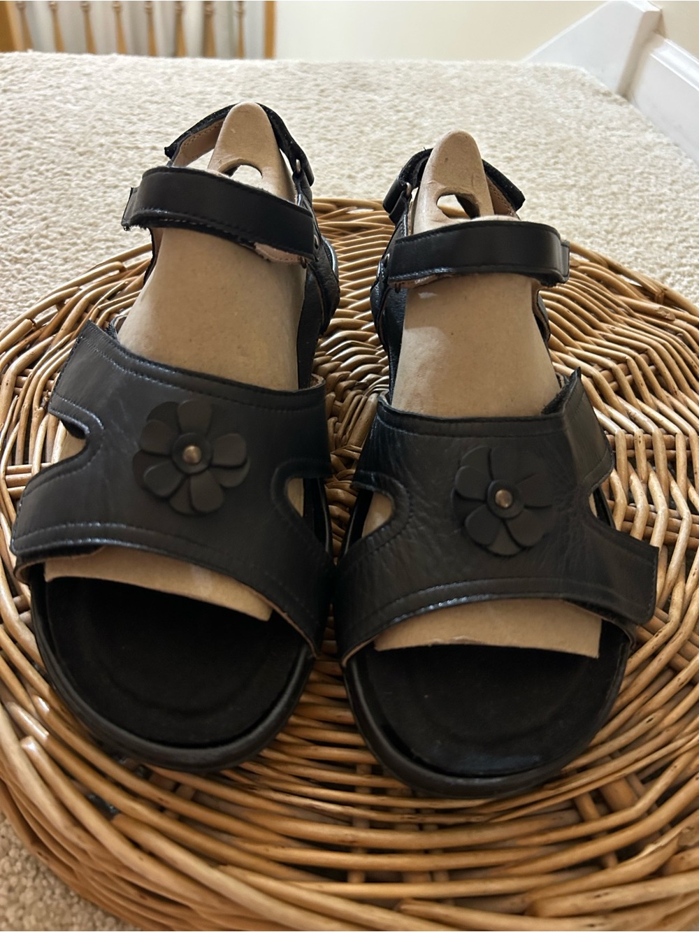 Drew Barefoot Freedom Petal black leather sandals, size 8 wide